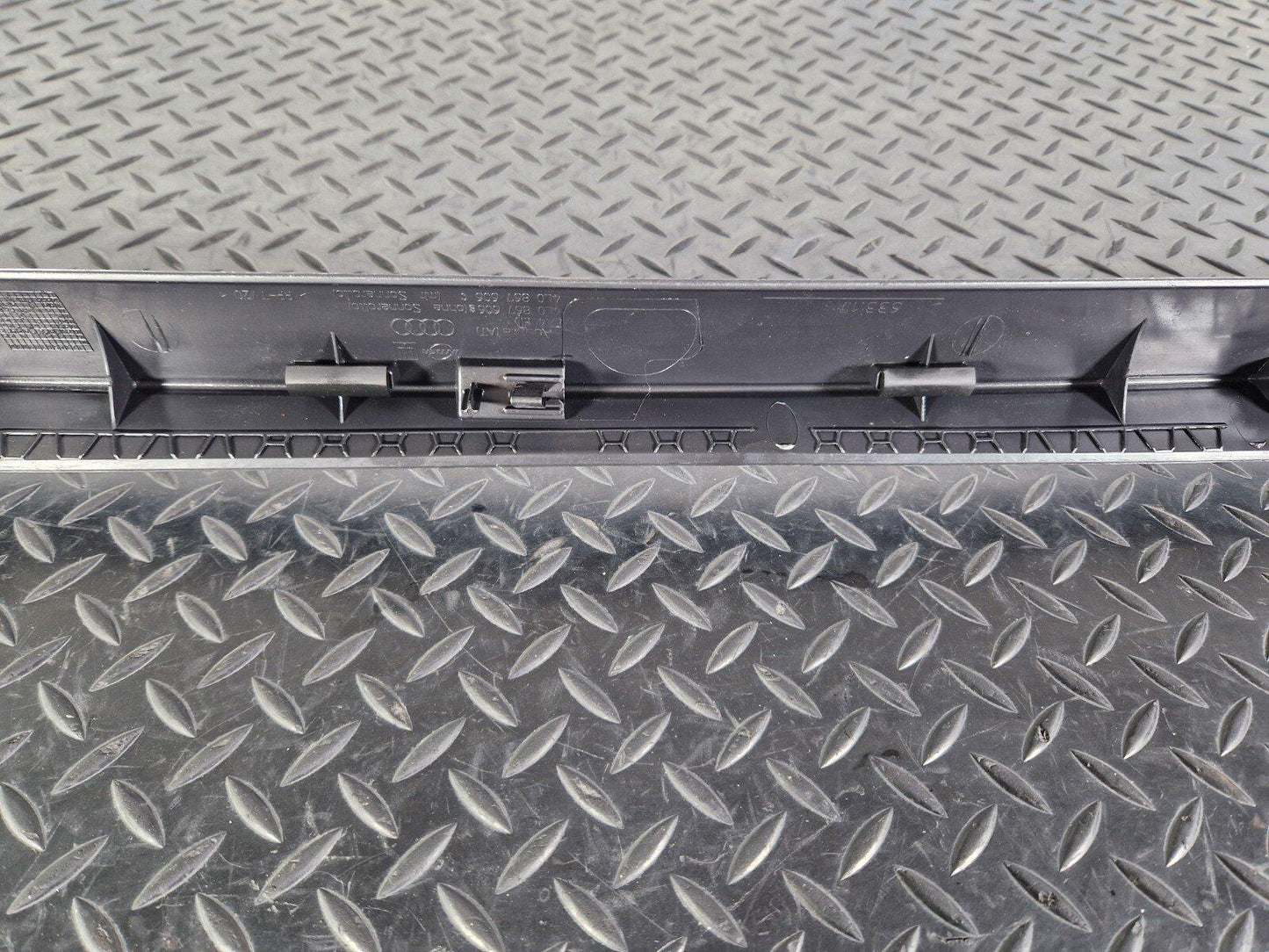 10-15 AUDI Q7 4L GENUINE OEM TAILGATE CENTRE COVER TRIM 4L0867606