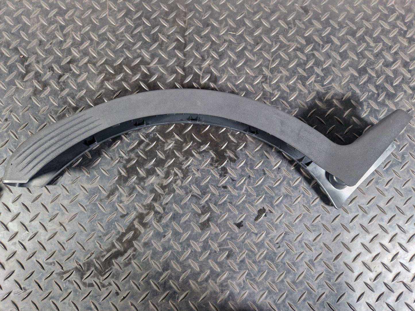 19-ON MERCEDES BENZ A CLASS EQ W177 V177 TAILGATE HINGE COVER N/S A1778210000