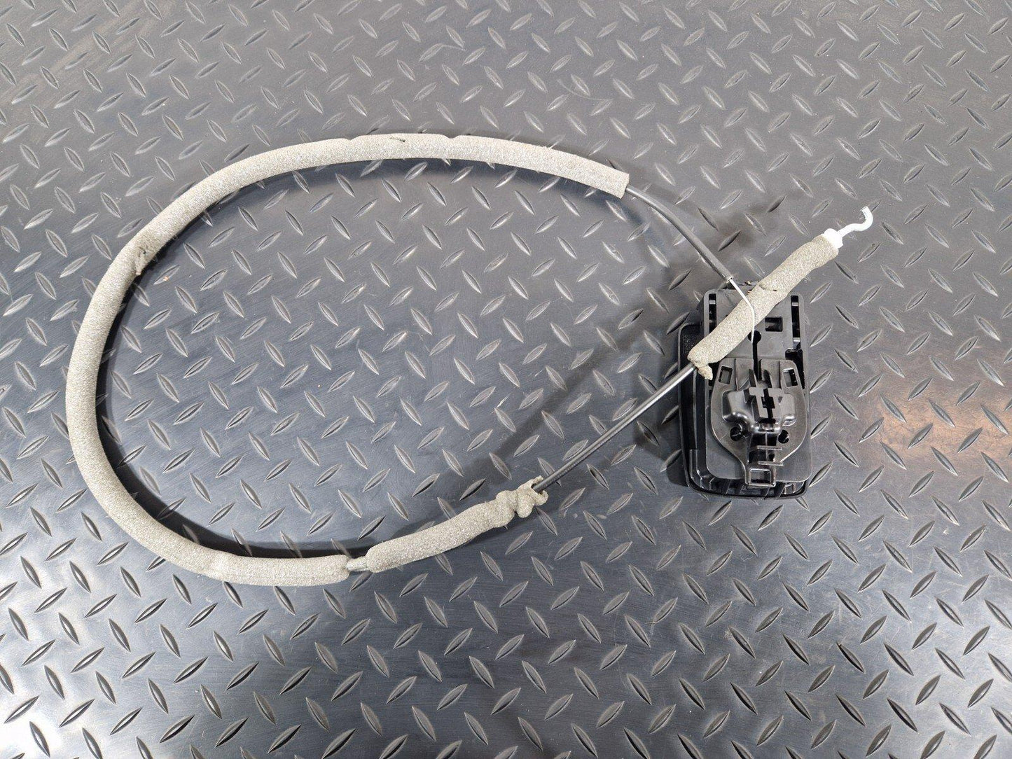 11-18 BMW 6 SERIES F06 GENUINE REAR SEAT RELEASE LOCK 7221850