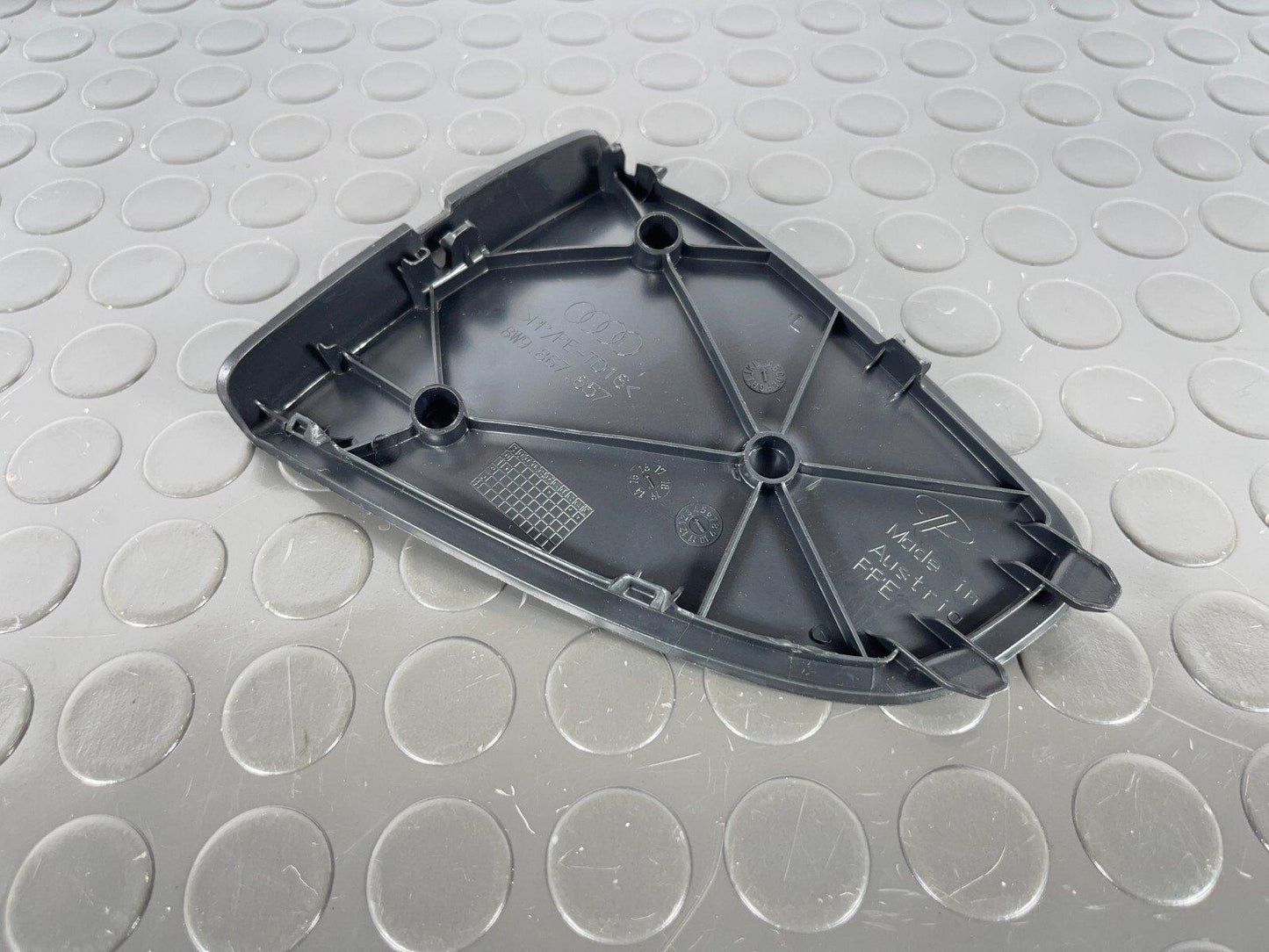 16-19 AUDI A4 B9 ESTATE GENUINE REAR LEFT TAILGATE TRIM COVER 8W9867657