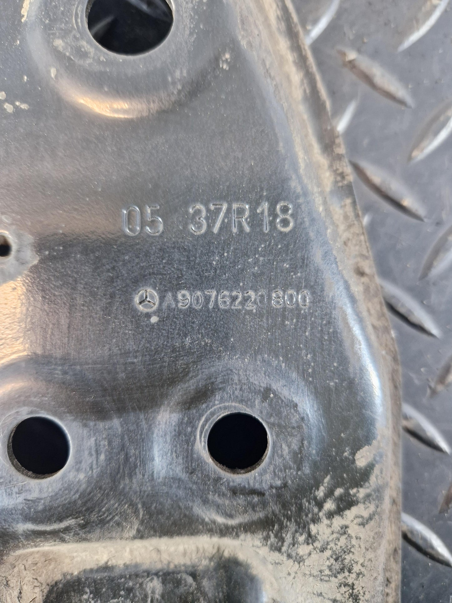 18-ON MERCEDES SPRINTER W907 FRONT BRACKET RIGHT LOWER MOUNT PLATE A9076220800