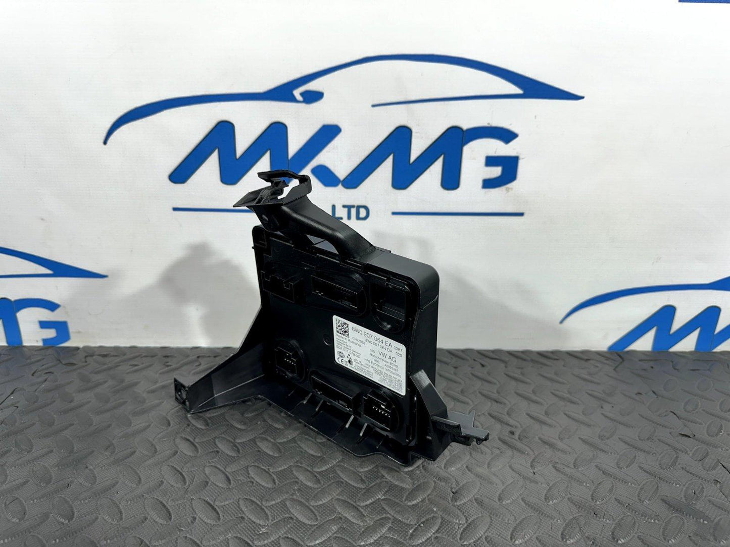 16-19 AUDI A4 B9 GENUINE BODY COMFORT/CONVENIENCE  CONTROL UNIT 8W0907064