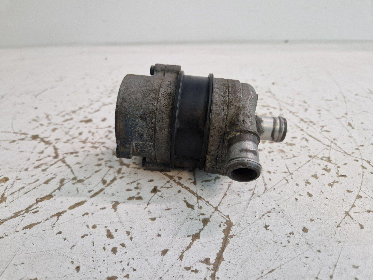 16-19 AUDI A4 B9 GENUINE COOLANT PUMP & BRACKET 8W0145879B 4H0965569A