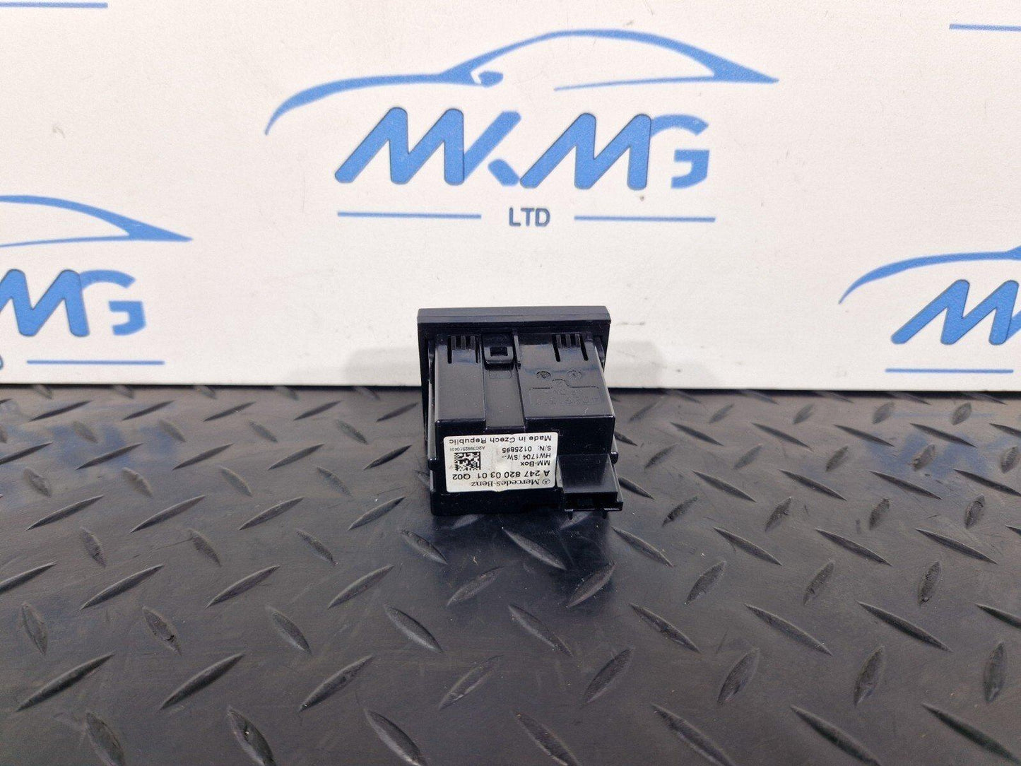19-ON MERCEDES BENZ B CLASS W247 GENUINE DUAL USB C PORTS SOCKET A2478200301