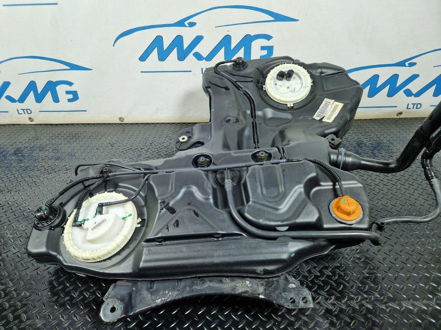 12-17 AUDI S5 CONVERTIBLE  GENUINE PETROL ENGINE FUEL TANK WITH PUMP 8W0201021AF