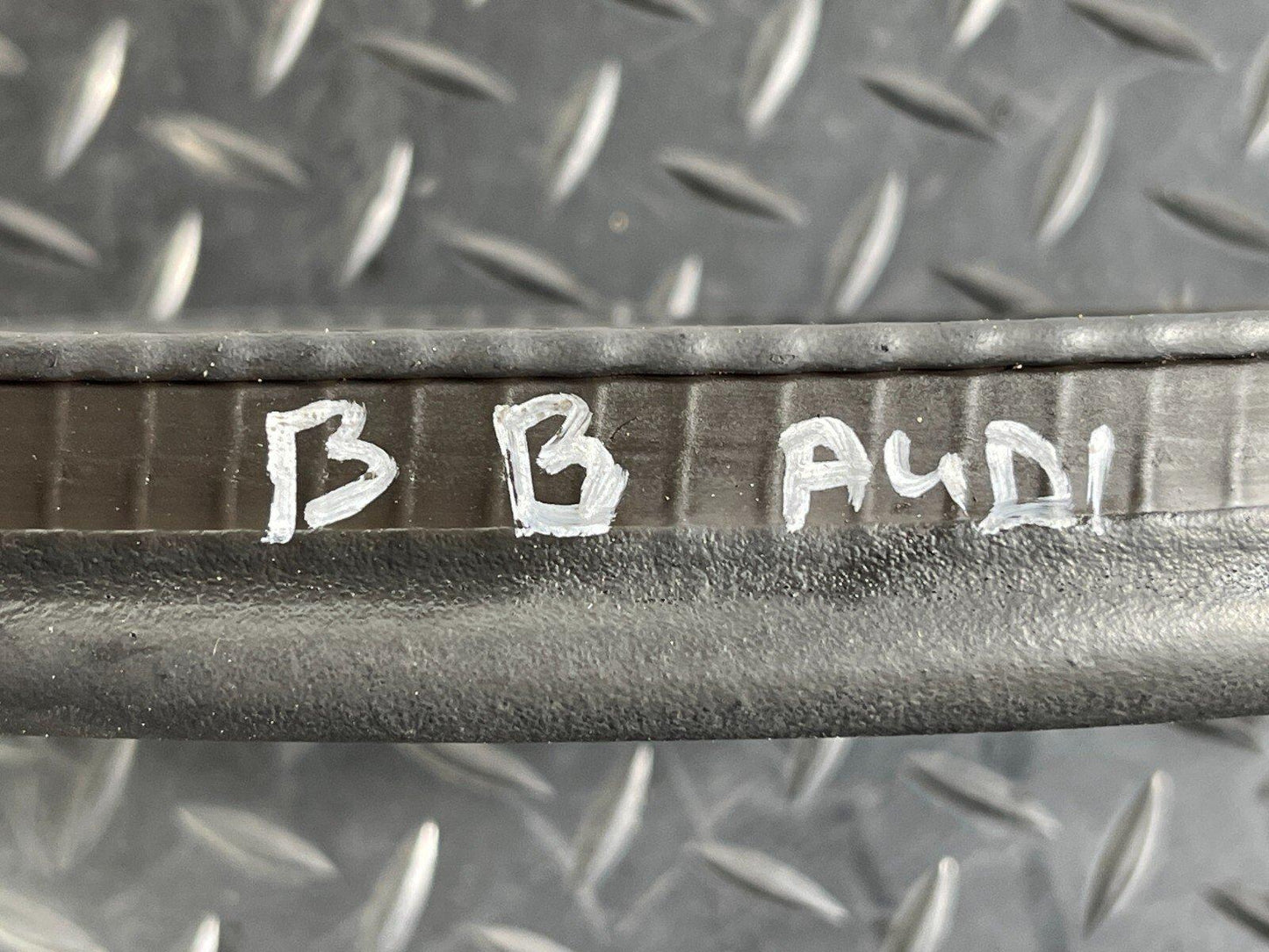 16-19 AUDI A4 B9 SALOON GENUINE TAILGATE RUBBER SEAL 8W5827705D