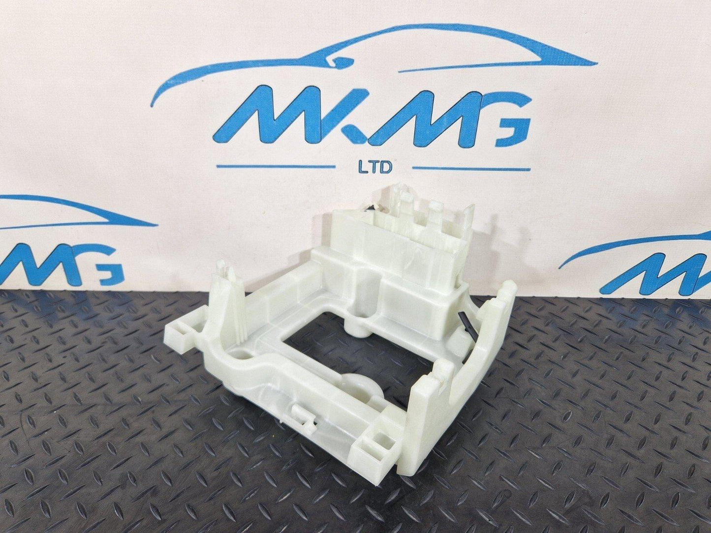20-24 BMW 1 SERIES F40 GENUINE CURRENT DISTIBUTOR BRACKET HOLDER TRAY 6837044