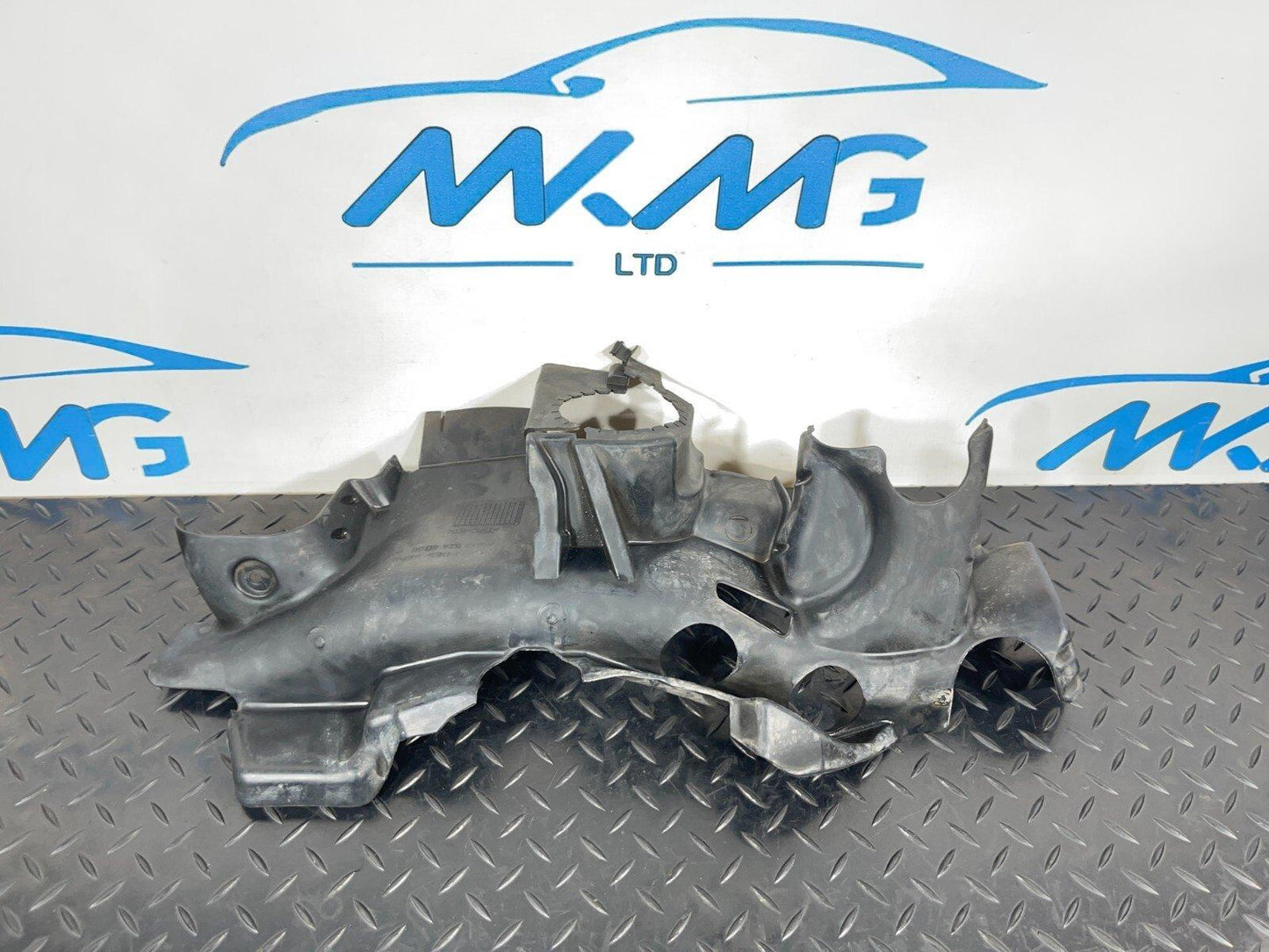 14-21 MERCEDES BENZ C300h W205 LEFT CENTER NOISE CAPSULE A2135244000