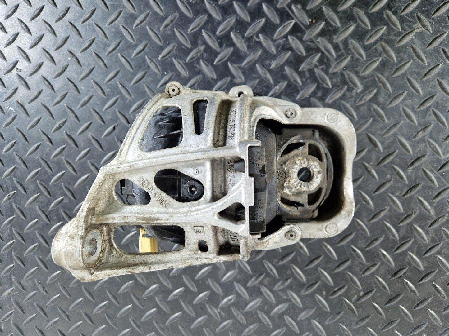 16-19 AUDI A4 AVANT B9 GENUINE LEFT PASSENGER SIDE ENGINE MOUNT 4M0199371FH