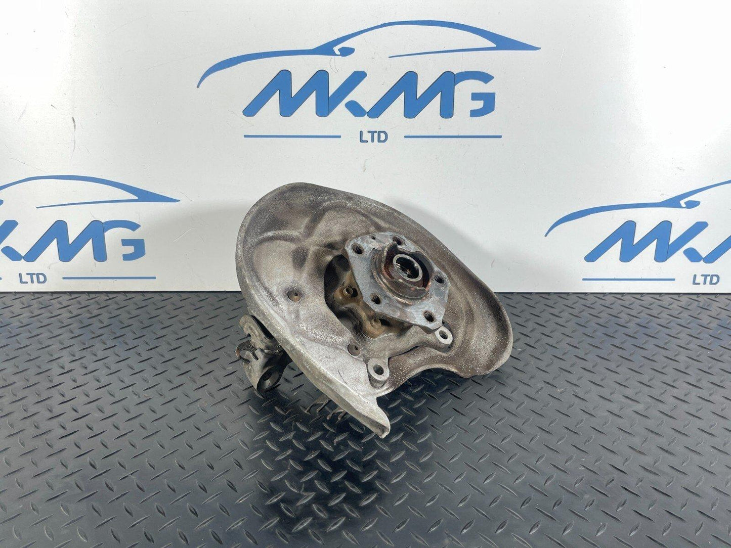 16-19 AUDI A4 B9 QUATTRO GENUINE REAR LEFT PASSENGER SIDE WHEEL HUB 8W0505435AA