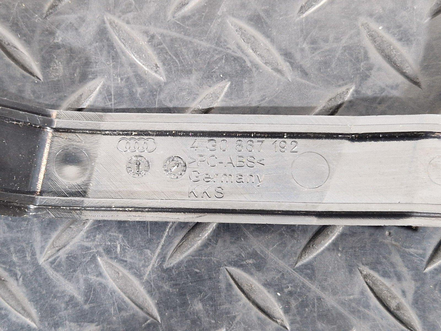 12-18 AUDI A6 C7 RIGHT HOLDER BRACKET 4G0867192