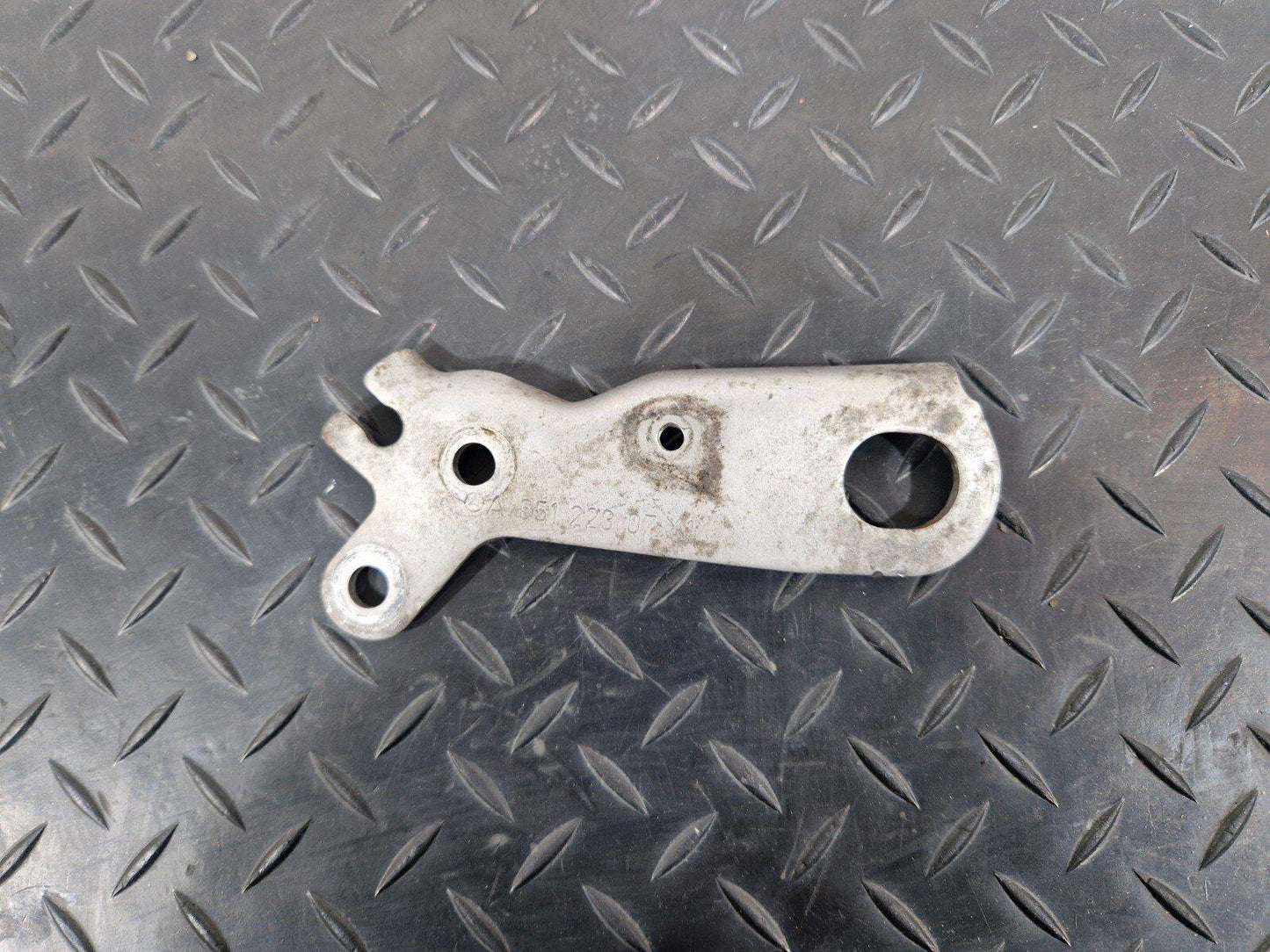 18-ON MERCEDES SPRINTER W907 W910 LEFT ENGINE MOUNT LIFT EYE A6512230741