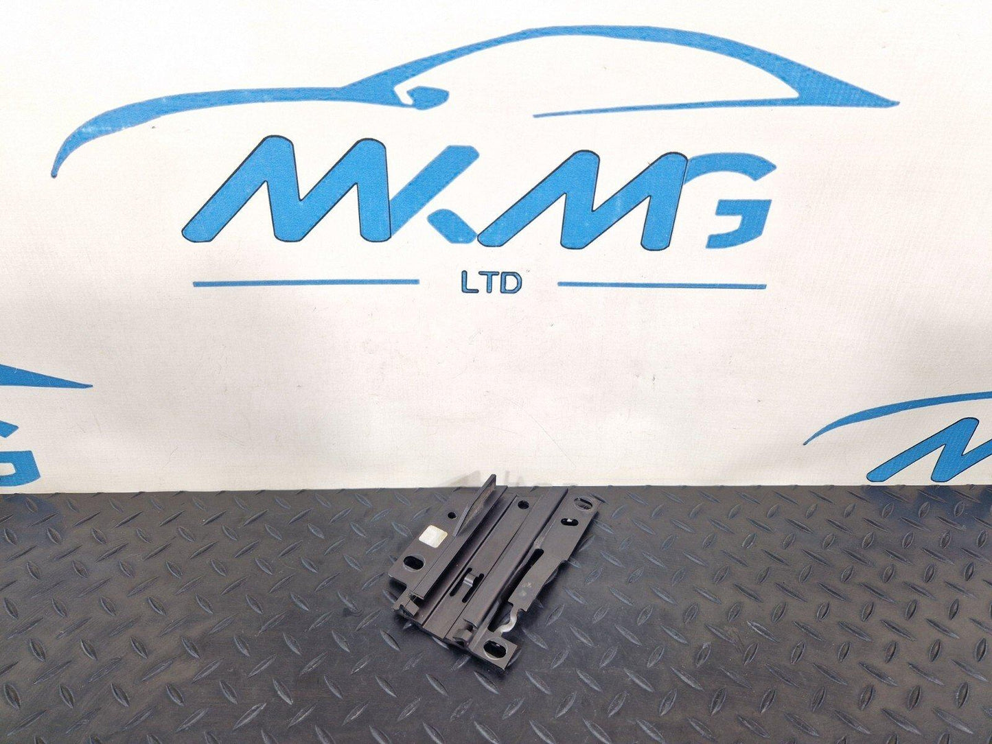 16-19 AUDI A4 B9 BONNET HOOD BOOT LID LOCK CATCH STRIKER RIGHT O/S 8W0823186E