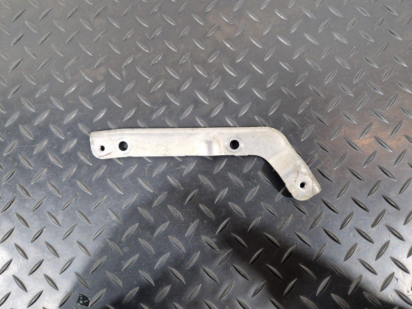 18-ON MERCEDES BENZ SPRINTER W907 STARTER MOUNT SUPPORT BRACKET A6511510040