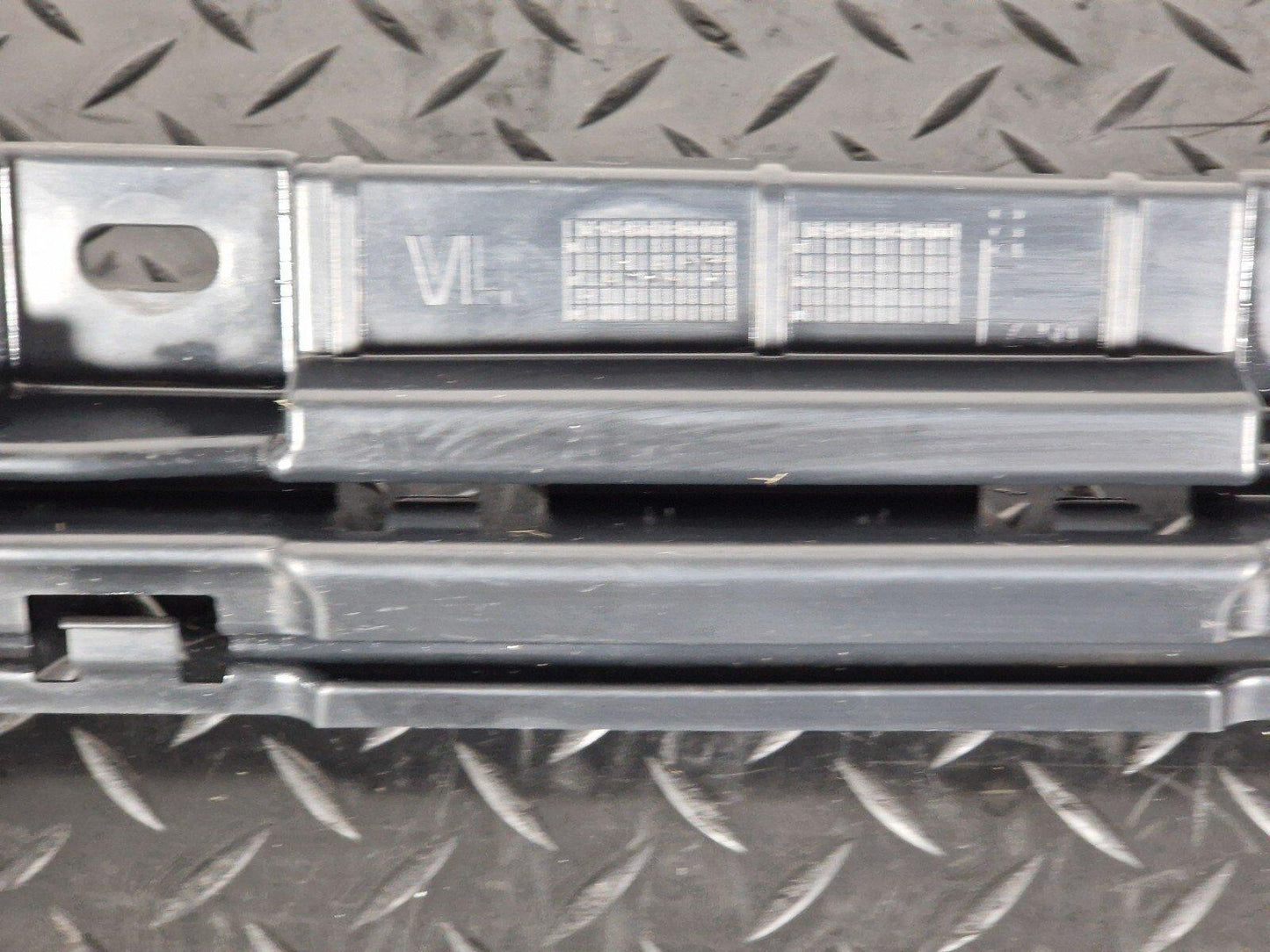 11-18 BMW 6 SERIES F06 SIDESKIRT BRACKET FRONT LEFT PASSENGER SIDE 7276347