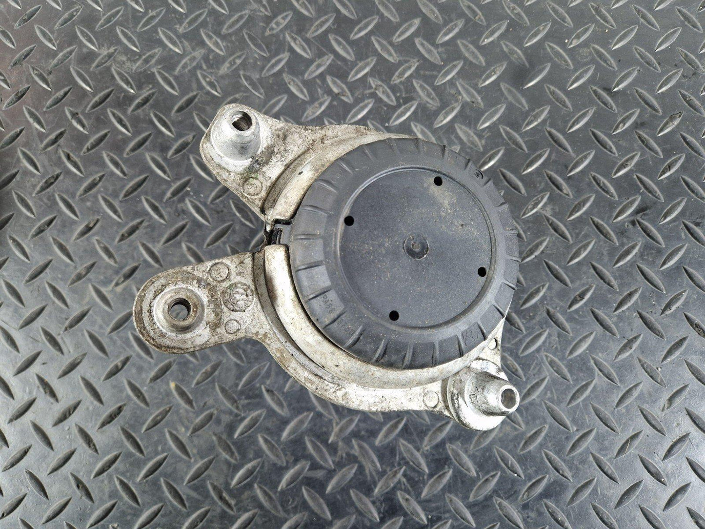 14-21 MERCEDES BENZ C300h W205  FRONT RIGHT DRIVER SIDE ENGINE MOUNT A2052406917