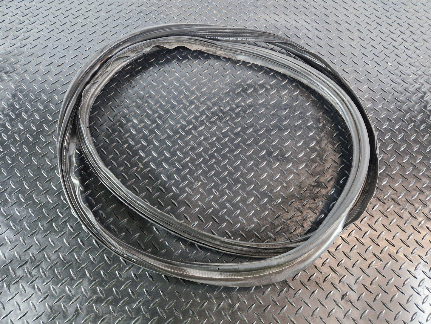 16-22 MERCEDES BENZ X253 BOOT LID TAILGATE RUBBER SEAL GENUINE A2537400078