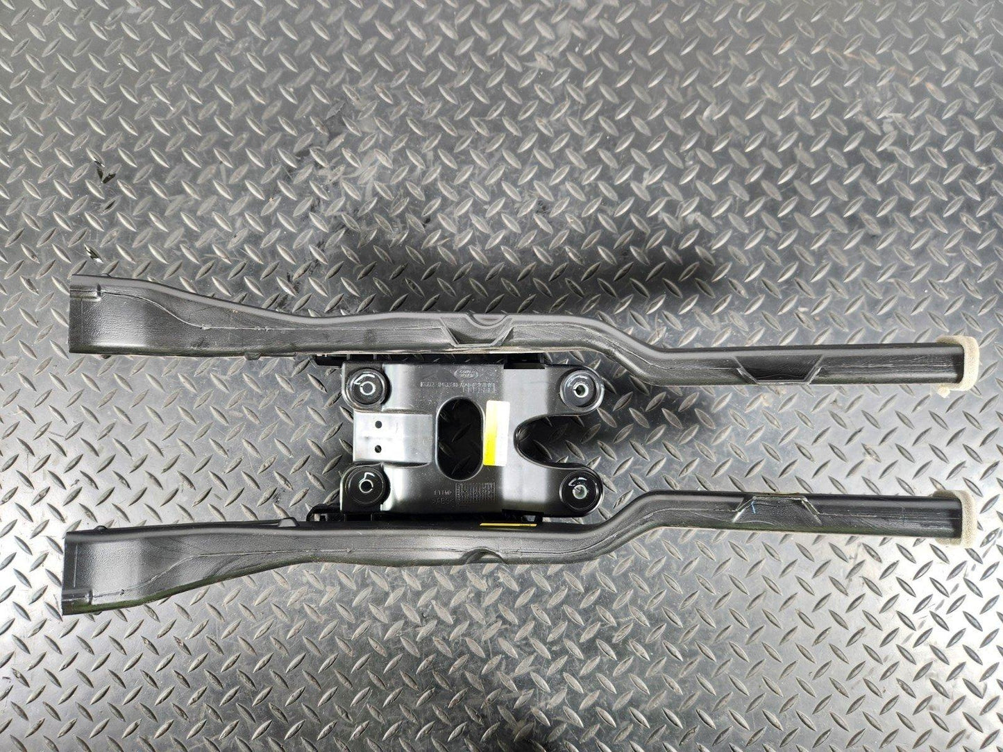 19-ON RANGE ROVER EVOQUE L551 INTERIOR SUPPORT BRACKET WITH DUCTS K8D2-048B38-A