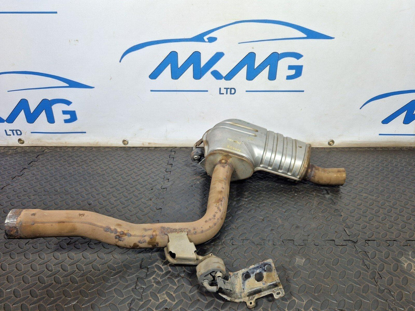 16-18 AUDI A4 B9 REAR EXHAUST MUFFLER SILENCER 8W0253411Q
