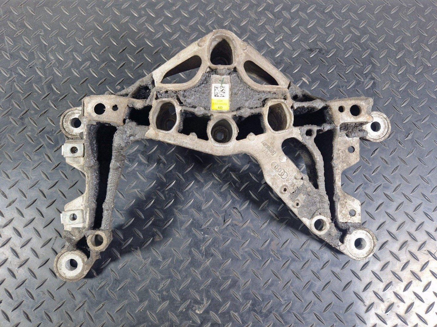 16-19 AUDI A4 B9 GENUINE MANUAL GEARBOX TRANSMISSION BRACKET 8W0399262AD