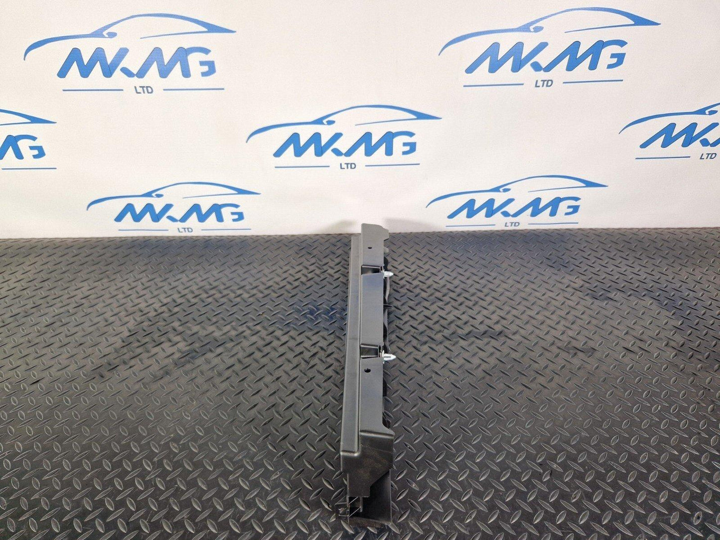 14-20 MERCEDES BENZ GLA 200 X156 LEFT QUATER PANEL TRIM BRACKET A1568901100