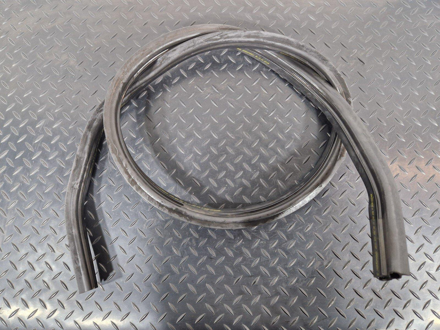 18-ON MERCEDES-BENZ SPRINTER W907 W910 RUBBER BONNET GASKET A9108871100