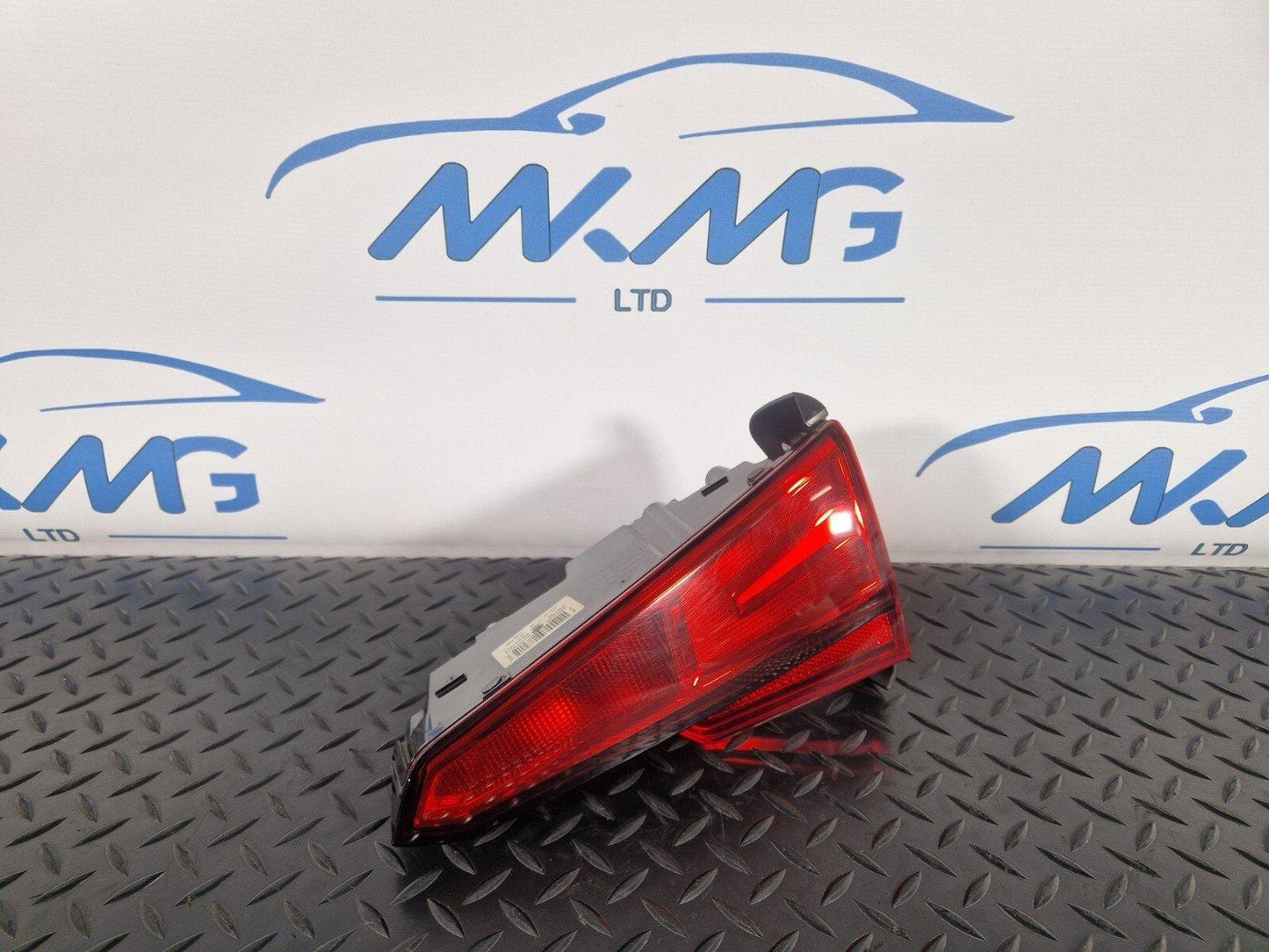 16-19 AUDI A4 B9 SALOON REAR RIGHT O/S/R INNER TAILGATE LIGHT 8W5945076A