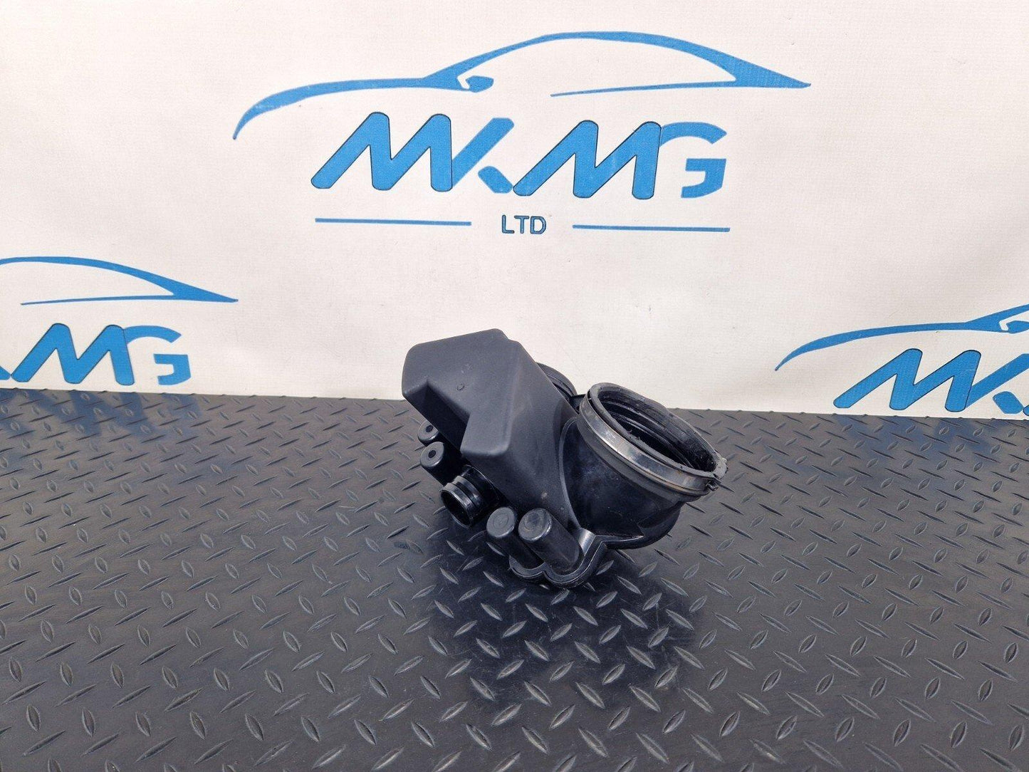 12-18 BMW 3 SERIES F30 F31 LCI AIR INTAKE RESONATOR DUCT 8601681