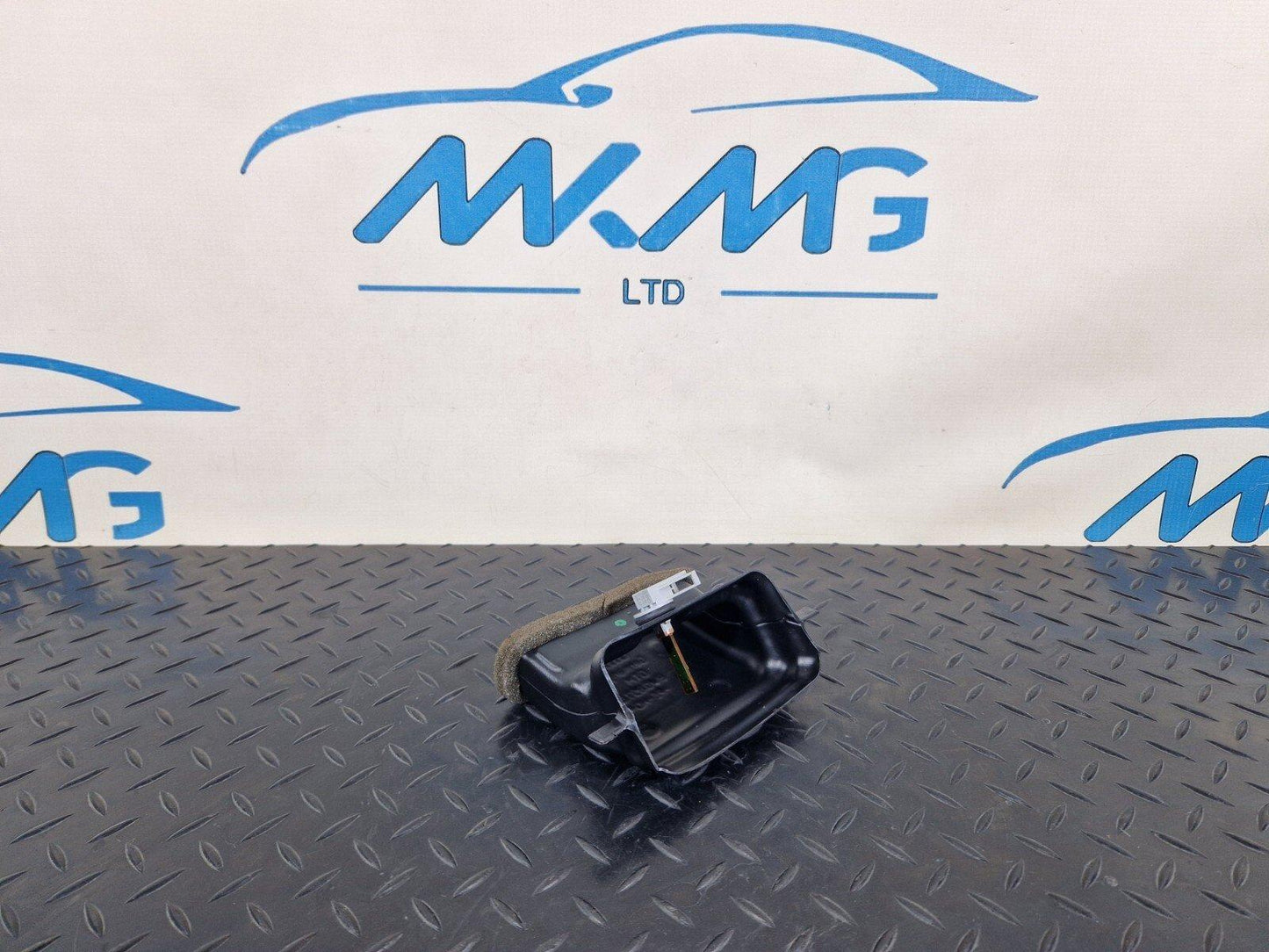 16-19 AUDI A4 AVANT B9 S-LINE OEM AIR CHANEL CONNECTING VENT 8W0857042