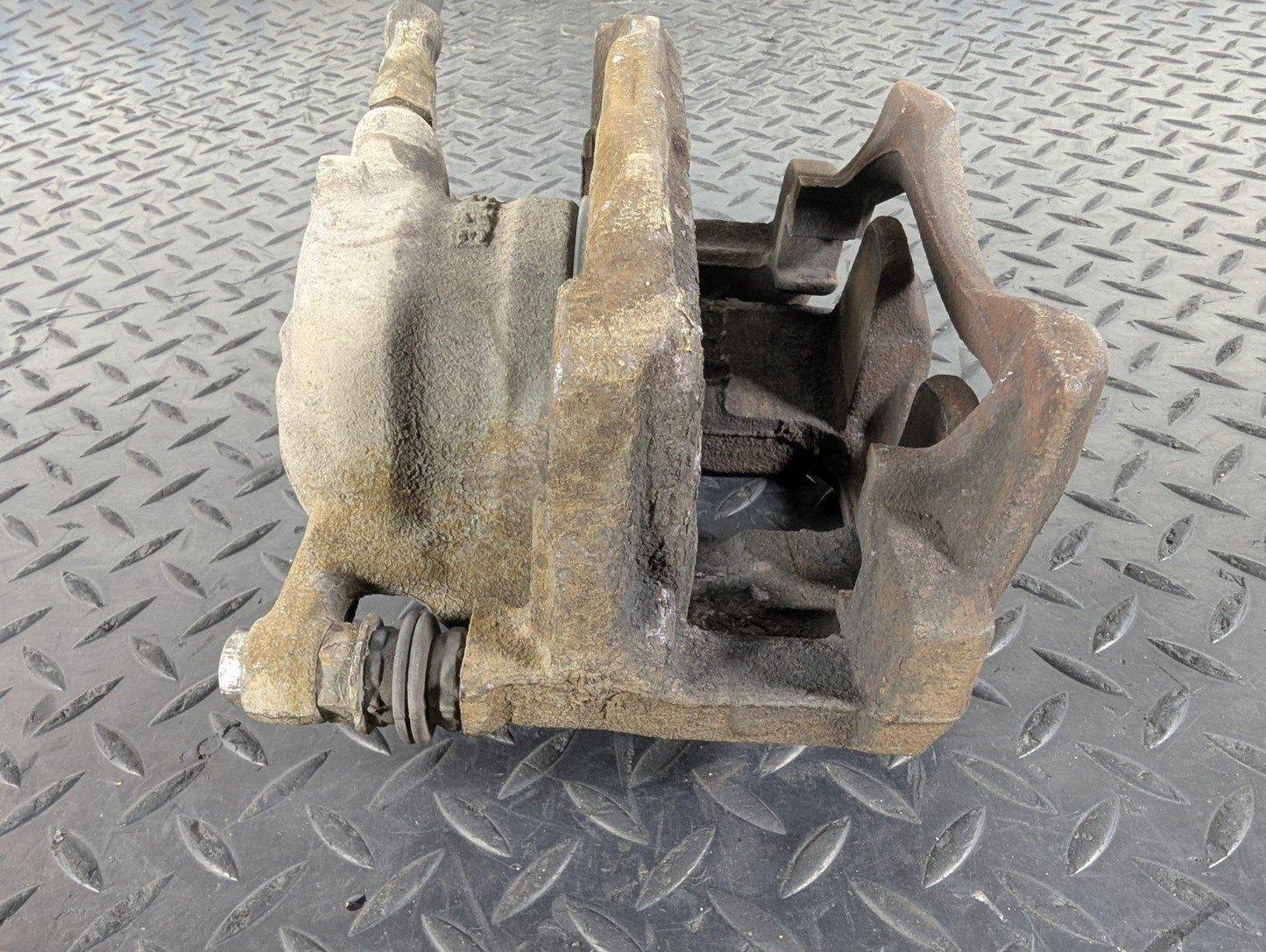 13-19 MERCEDES BENZ CLA C117 FRONT RIGHT O/S BRAKE CAPLIPER A24638 295X28