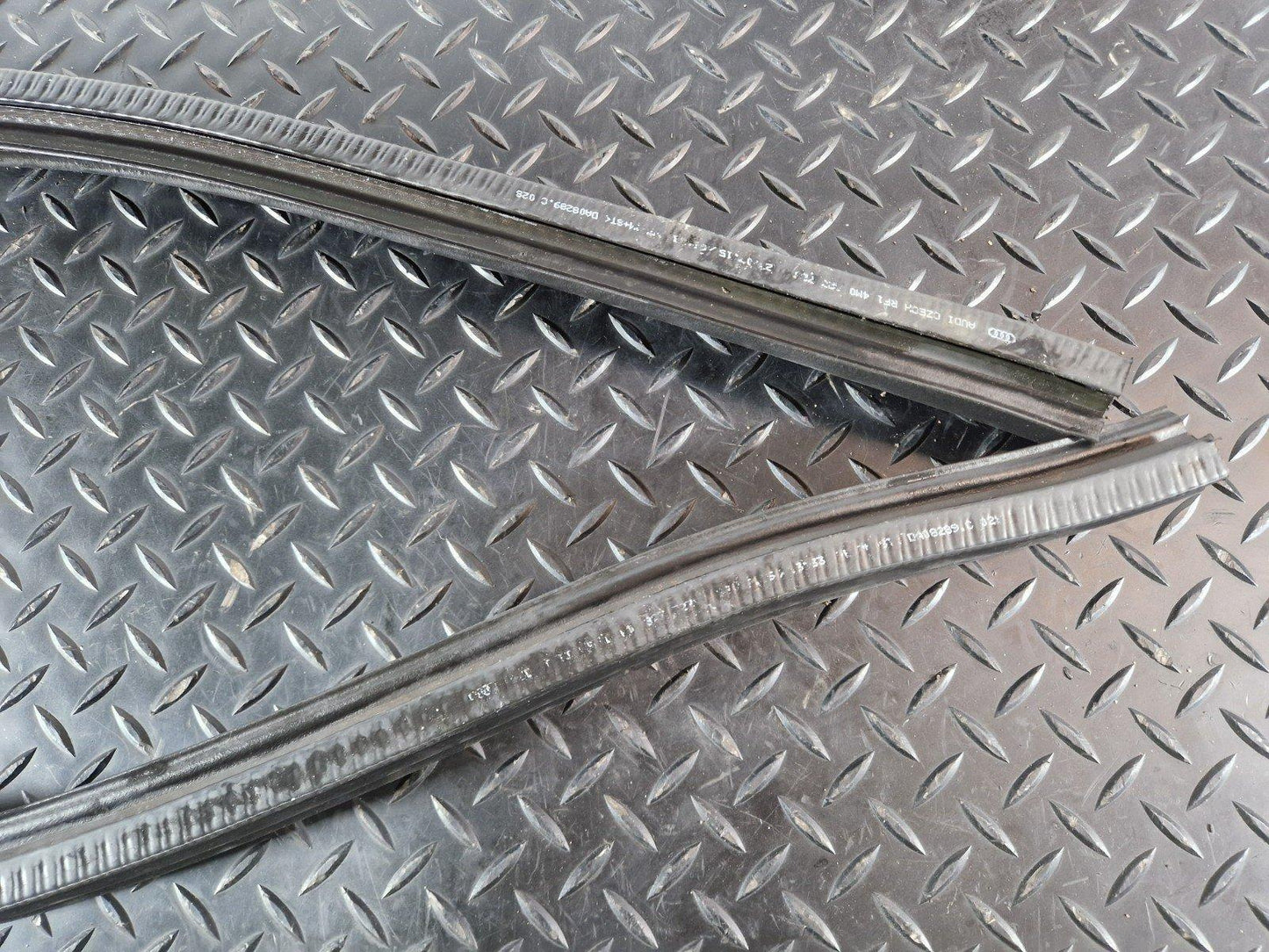16-20 AUDI Q7 4M GENUINE ENGINE COMPARTMENT RUBBER SEAL 4M0823723