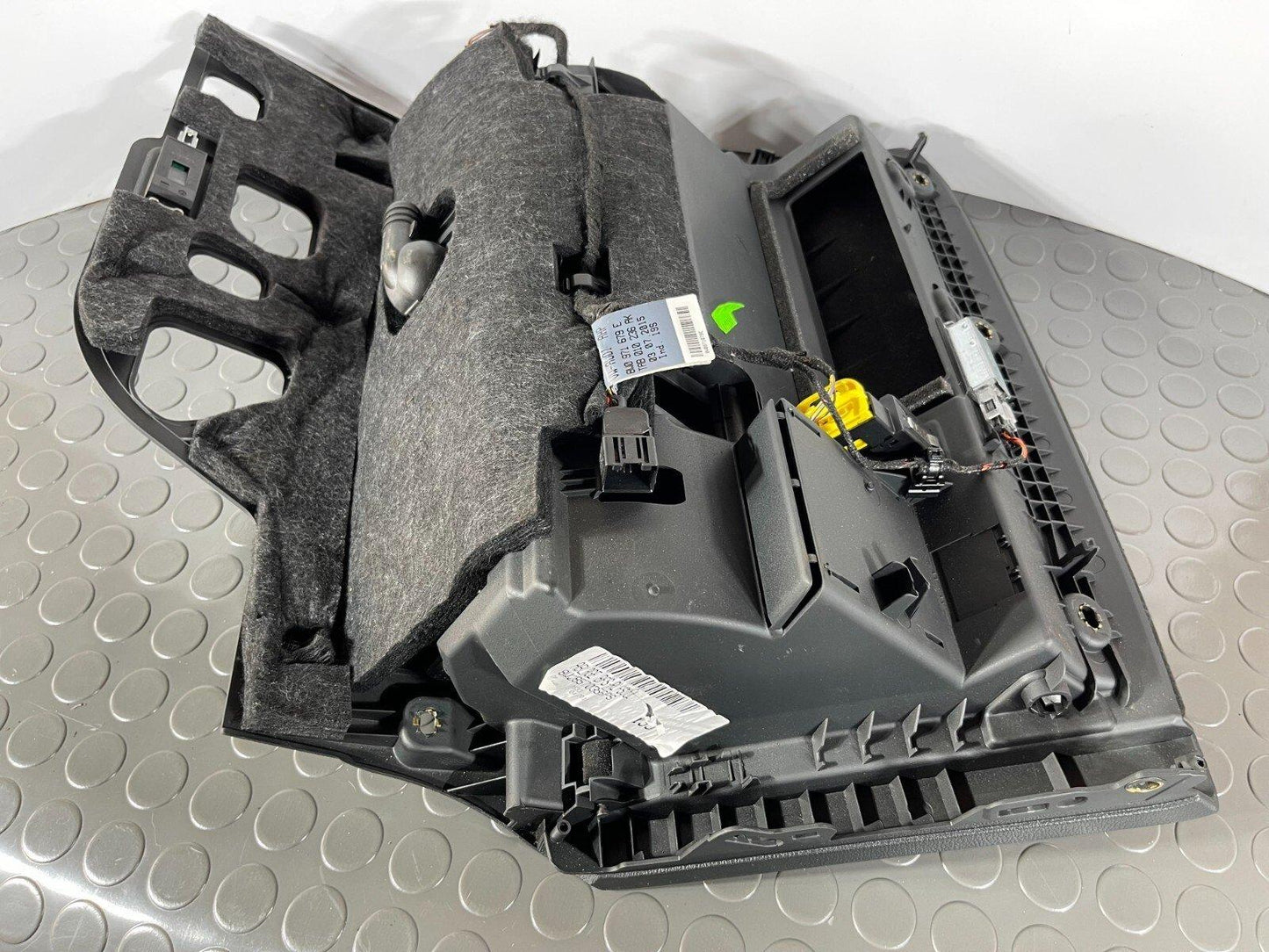 16-19 AUDI A4 B9 ESTATE GENUINE GLOVE BOX STORAGE COMPARTMENT 8W2857035