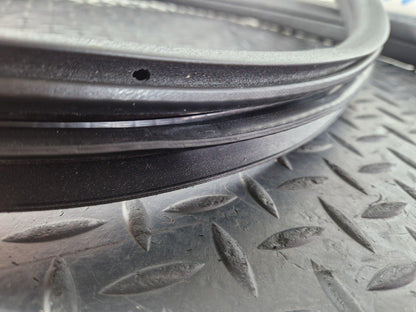 11-19 MERCEDES BENZ ML W166  LEFT REAR RUBBER DOOR SEAL A1666970151