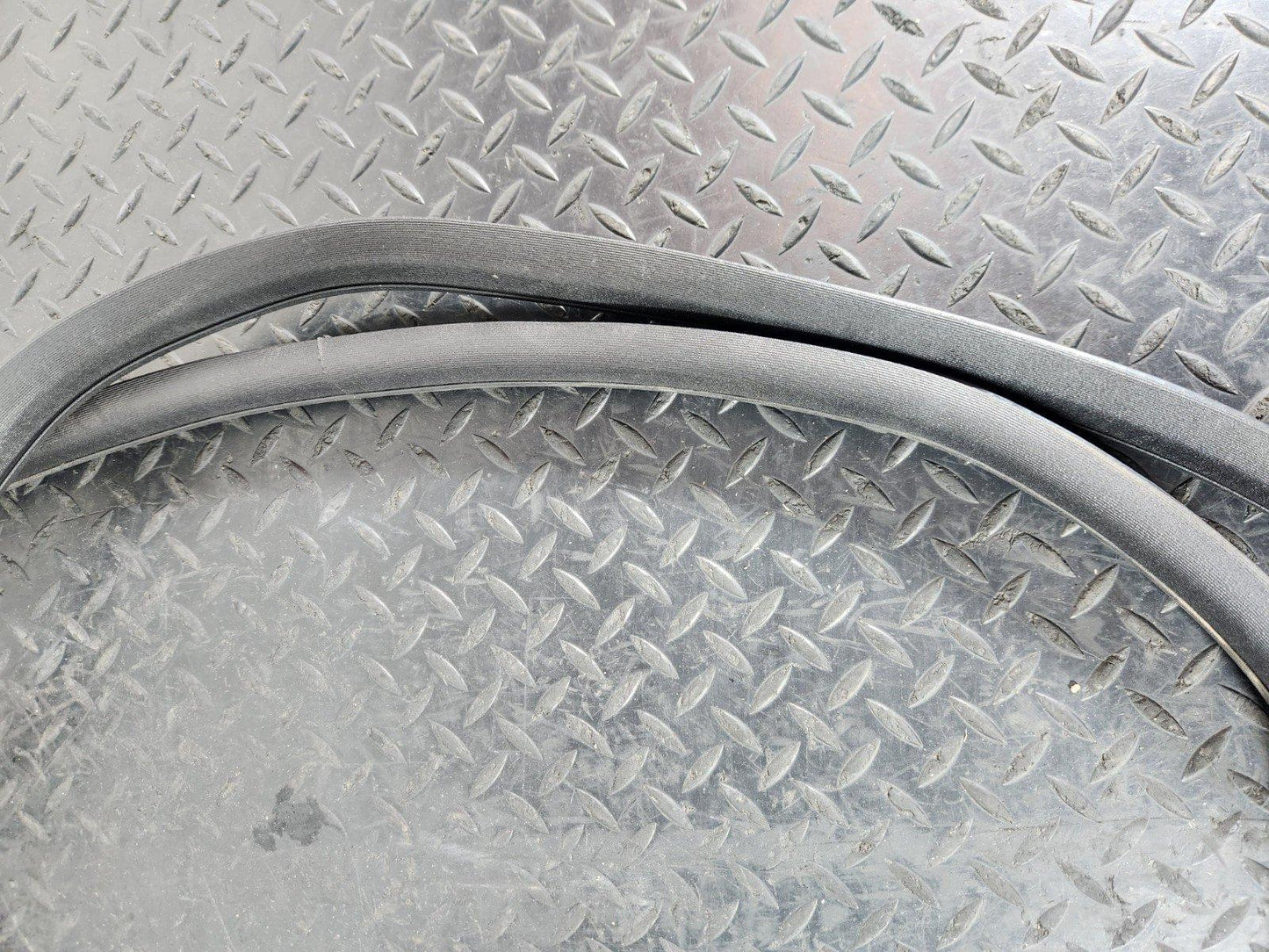 11-19 MERCEDES ML W166 OEM FRONT LEFT OR RIGHT SIDE DOOR RUBBER SEAL A1666970051