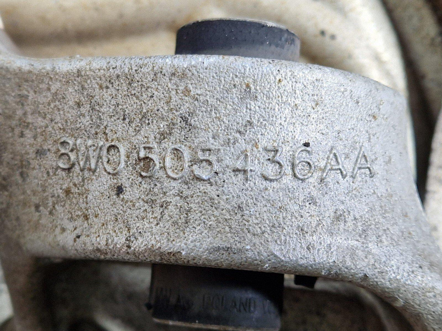 16-19 AUDI A4 B9 GENUINE OEM REAR RIGHT O/S DRIVER SIDE WHEEL HUB 8W0505432Q