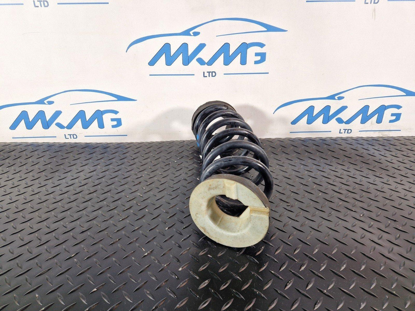19-ON RANGE ROVER EVOQUE L551 OEM LEFT OR RIGHT REAR COIL SPRING K8D2-5B749-DB