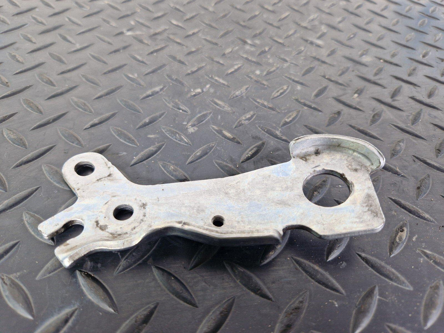 18-ON MERCEDES BENZ SPRINTER W907 OEM ENGINE REAR LEFT LIFTING LUG A6512232341