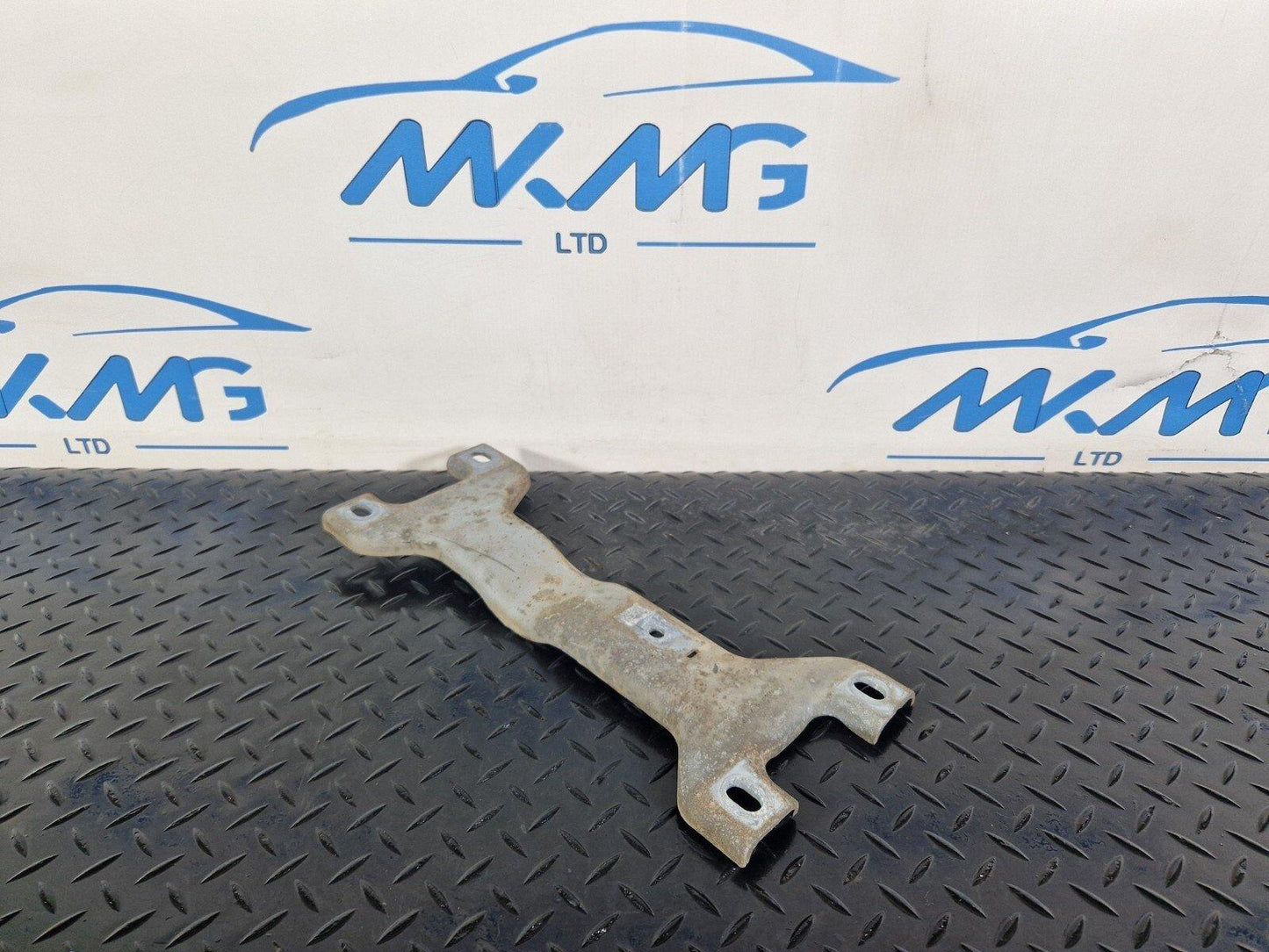 19-ON MERCEDES A CLA C188 V177 EQ 250E EXHAUST SYSTEM CENTRE BRACKET A2474921500