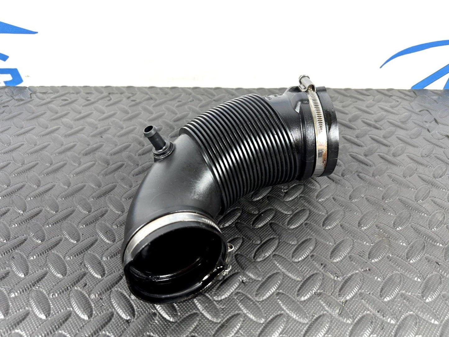 16-19 AUDI A4 B9 GENUINE 1.4 TFSI CVNA PETROL ENGINE AIR INTAKE PIPE 04E129629