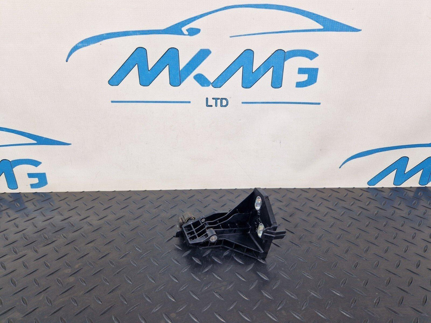 14-21 MERCEDES BENZ C200 W205 FRONT LEFT SLAM PANEL BRACKET A2055014320