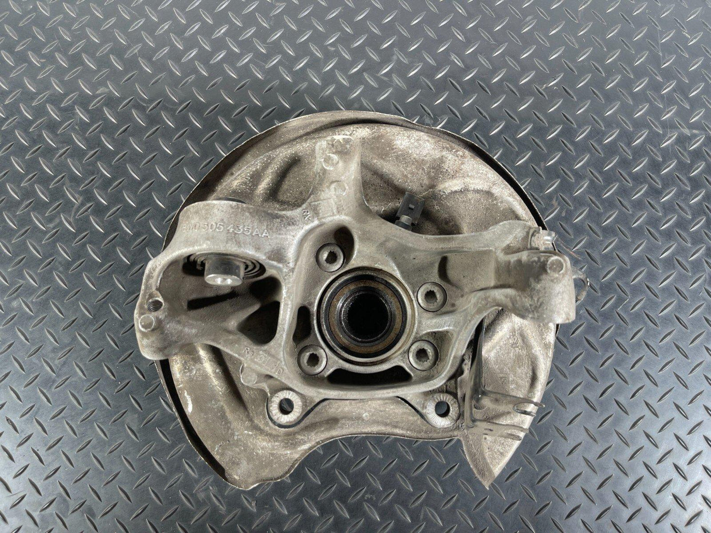 16-19 AUDI A4 B9 QUATTRO GENUINE REAR LEFT PASSENGER SIDE WHEEL HUB 8W0505435AA