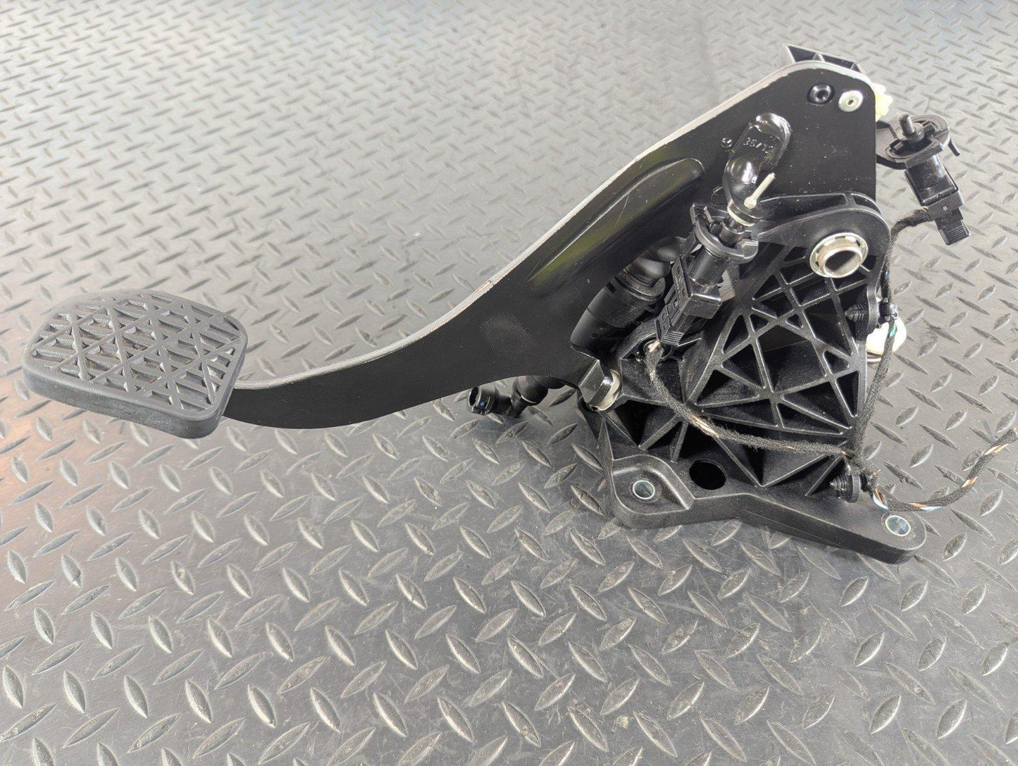 13-19 MERCEDES BENZ CLA C117 GENUINE CLUTCH PEDAL & MASTER CYLINDER A2462900312