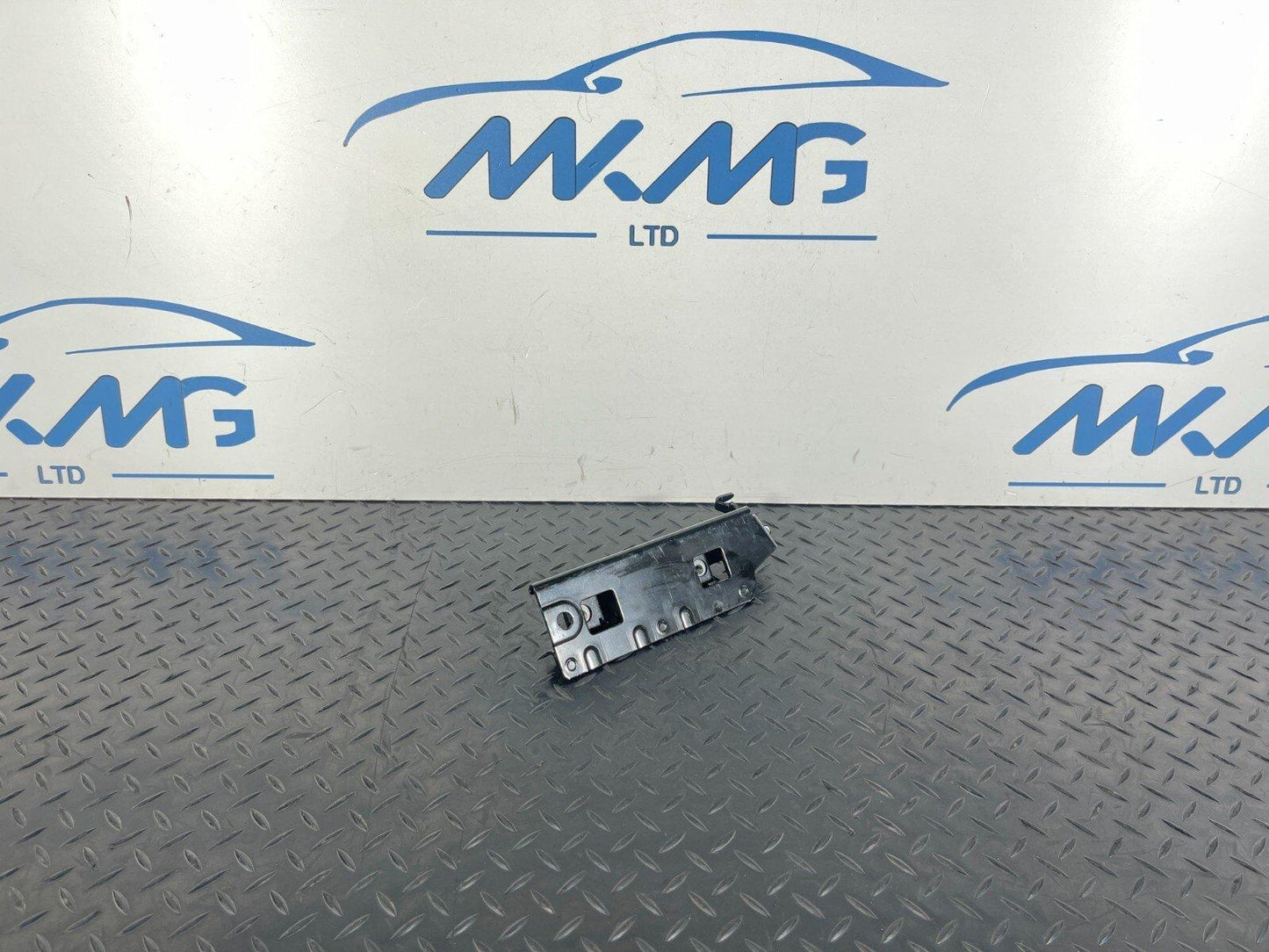 16-19 AUDI A4 B9 GENUINE MOUNTING FOR TIE-DOWN EYE 8W9813982