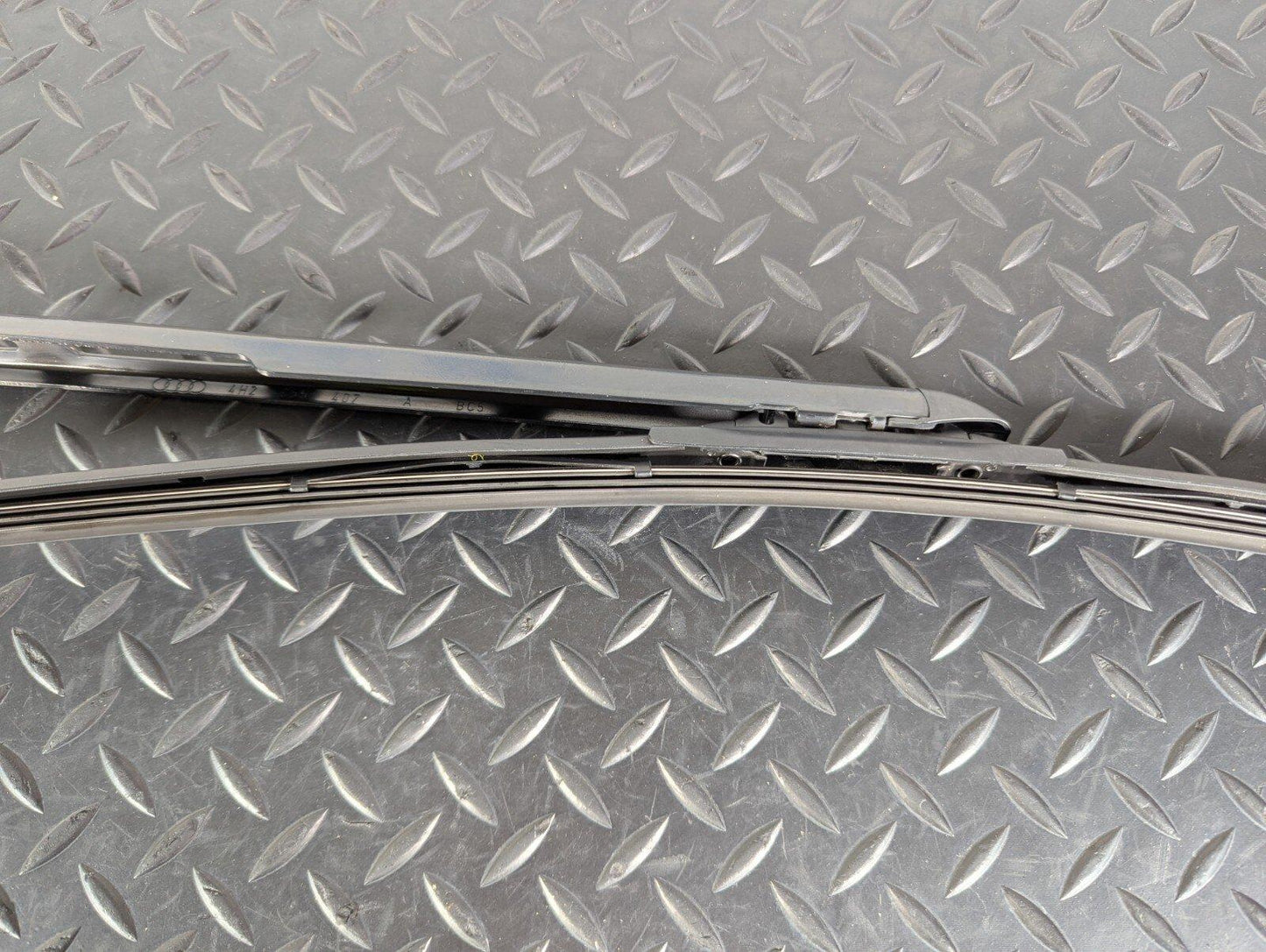 10-17 AUDI A8 4H FRONT LEFT WIPER ARM WITH BLADE 4H2955407A