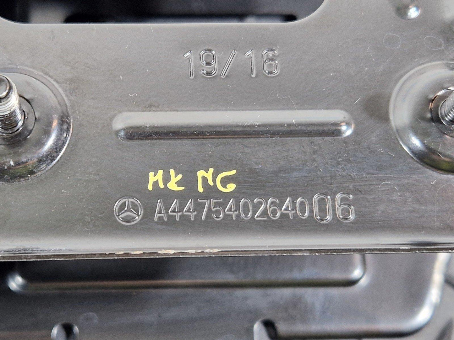 14-23 MERCEDES BENZ VITO W447 GENUINE BATTERY TRAY HOLDER BRACKET A4475402640