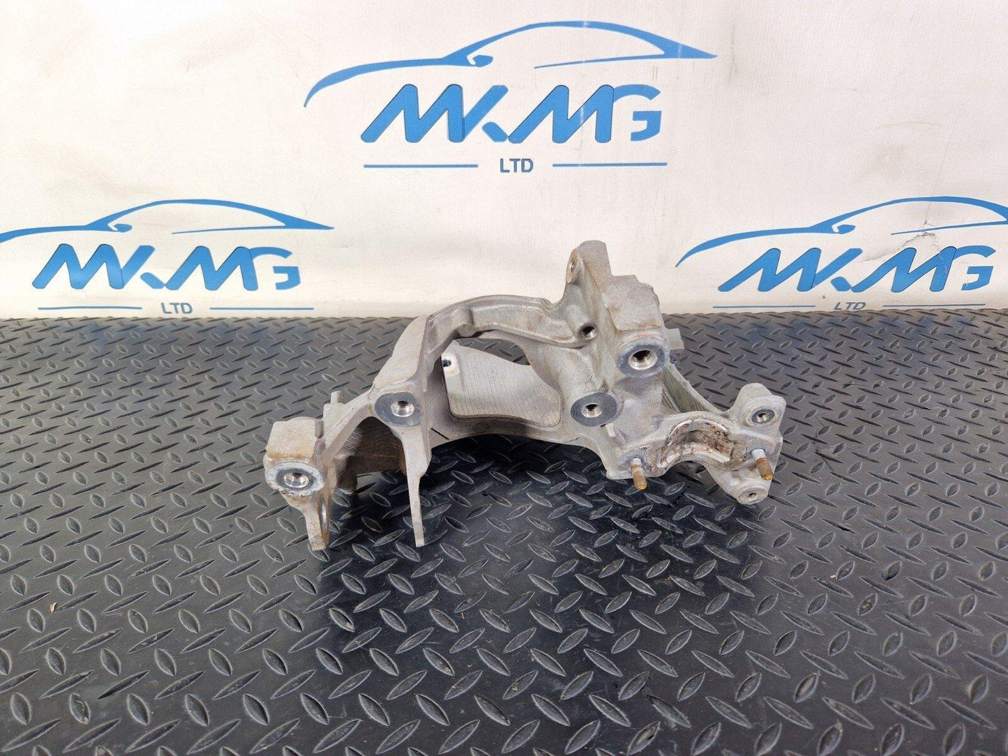 16-19 AUDI A4 B9 S-LINE OEM LEFT SIDE ENGINE MOUNT BRACKET 8W0399295E