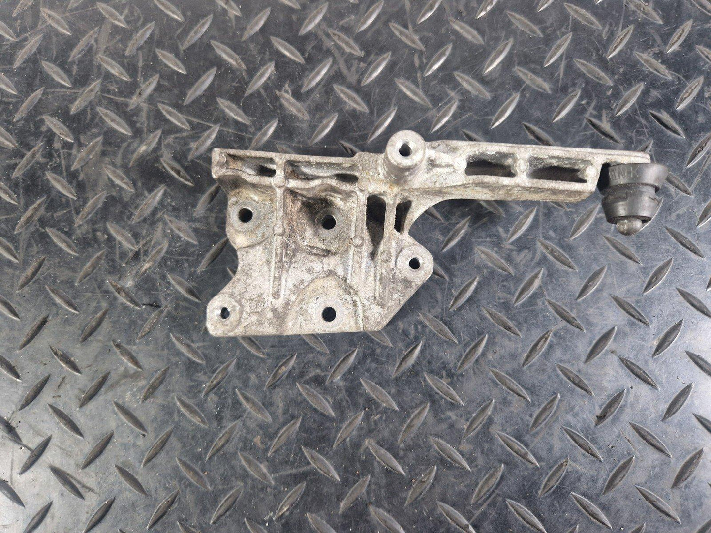 14-21 MERCEDES BENZ C300h W205 AIR FILTER HOUSING MOUNT BRACKET A6510940727