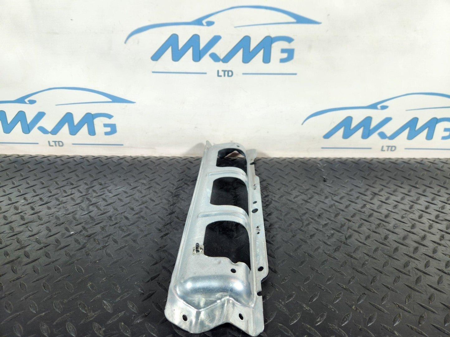 11-19 MERCEDES BENZ ML W166 GENUINE DASHBOARD SUPPORT BRACKET A1666890014