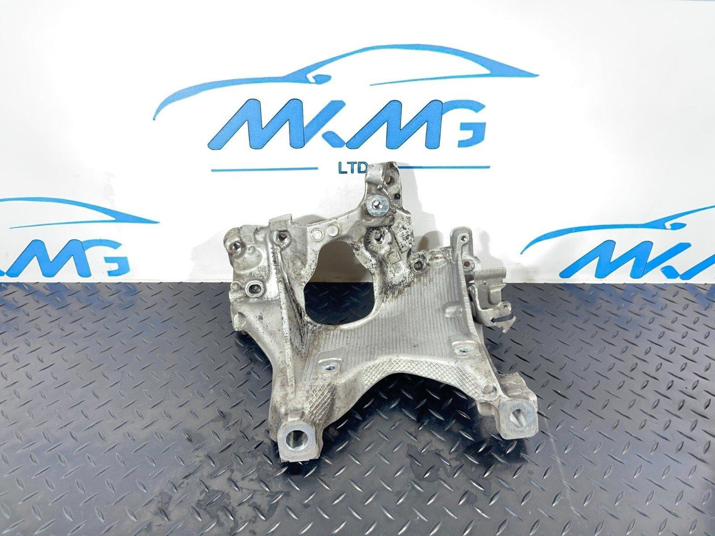 16-19 AUDI A4 B9 S-LINE QUATTRO RIGHT SIDE ENGINE MOUNT BRACKET 8W0399296E