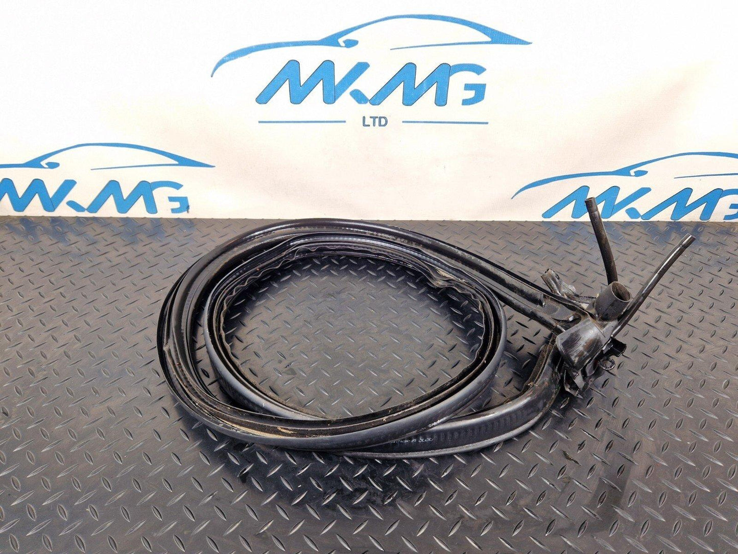 12-17 AUDI S5 CONVERTIBLE REAR ROOF RUBBER SEAL 8F0825397